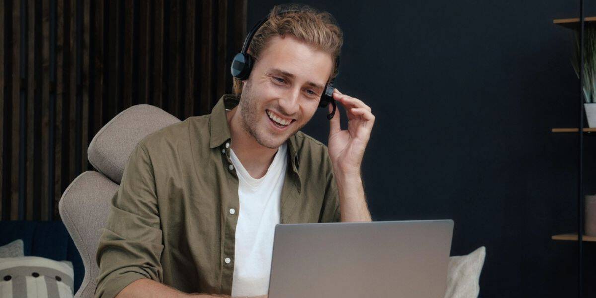 Sales rep learning how to make effective cold calls with training from Sales Gravy
